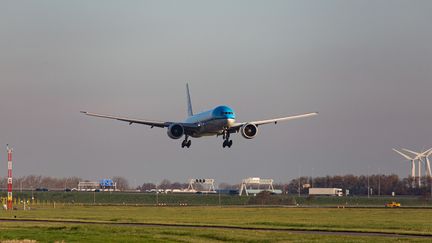 Un avion à l'aéroport d'Amsterdam (Pays-Bas), le 25 janvier 2021. (Photo d'illustration) (NICOLAS ECONOMOU / NURPHOTO / AFP)