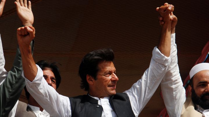 L'ex-joueur de cricket pakistanais et chef du Mouvement pour la justice, Imran Khan, le 3 mai 2013 lors d'un meeting &agrave; Mansehra (Pakistan). (AQEEL AHMED / AFP)