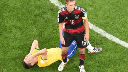 Le Brésil Oscar effondré lors de la demi-finale contre l'Allemagne de Philipp Lahm (FRANCOIS XAVIER MARIT / AFP)