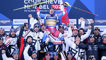 Sacré champion du monde du combiné, Alexis Pinturault est porté en triomphe par tout le clan tricolore, le 7 février 2023, à Courchevel. (MAXPPP)