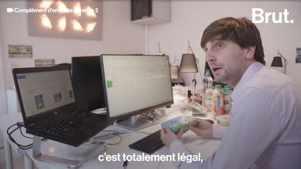 Réduire la taille des produits sans baisser leur prix, c’est une technique de plus en plus utilisée par les marques afin de faire des économies. Jus de fruit, fromage, sucre,
eau… de nombreux produits sont concernés.  Complément d’enquête et foodwatch France ont enquêté sur cette inflation masquée.