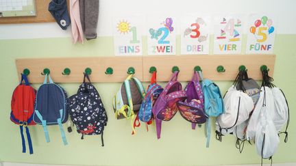 Des sacs à dos sont suspendus à un porte-manteau dans une crèche à Wittstock à Brandebourg, en Allemagne, le 27 mars 2023. (CHRISTIAN BARK / DPA-ZENTRALBILD / AFP)