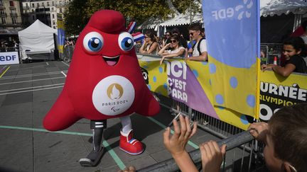 La Phryge, mascotte des Jeux paralympiques de Paris 2024, lors de la journée paralympique du 8 octobre 2023, à Paris (MICHEL EULER / AP)