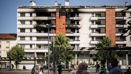 Un immeuble en partie incendié à Villeurbanne, le 29 juin 2023. (JEFF PACHOUD / AFP)