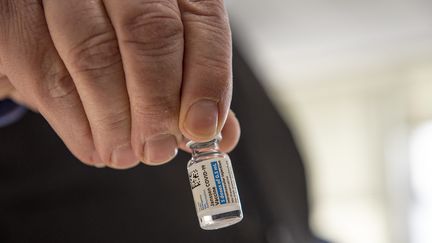 Les Français de plus de 55 ans peuvent à compter de ce samedi 24 avril être vaccinés contre le Covid-19 avec le vaccin unidose Janssen (filiale de Johnson &amp; Johnson).&nbsp; (JOSEPH PREZIOSO / AFP)