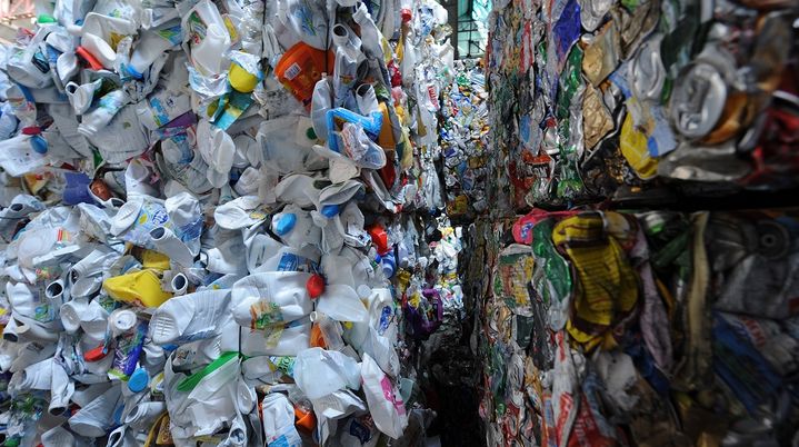 Des bouteilles en plastique et des cannettes&nbsp;dans&nbsp;un écopôle spécialisé dans la valorisation des déchets, au Mans (Sarthe), le 12 avril 2013. (JEAN-FRANCOIS MONIER / AFP)