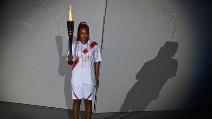 La joueuse de tennis Naomi Osaka lors de la cérémonie d'ouverture des Jeux olympiques de Tokyo (Japon), le 23 juillet 2021.&nbsp; (ALEXEY FILIPPOV / SPUTNIK / AFP)