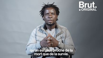 Yancouba Badji, artiste peintre, a vécu les traversées en mer et la maltraitance en Libye. Pour Brut, il raconte.