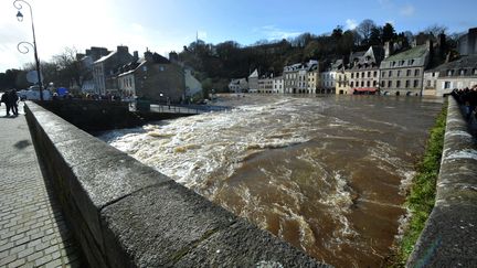 Alors qu'une nouvelle temp&ecirc;te (Ruth) doit s'abattre samedi sur la fa&ccedil;ade ouest, le fleuve c&ocirc;tier a d&eacute;j&agrave; atteint la cote des 4,70 m&egrave;tres qu'elle avait d&eacute;j&agrave; touch&eacute;e fin d&eacute;cembre et d&eacute;but janvier, lorsqu'une habitation s'&eacute;tait effondr&eacute;e sans faire de victimes. (FRANK PERRY / AFP)