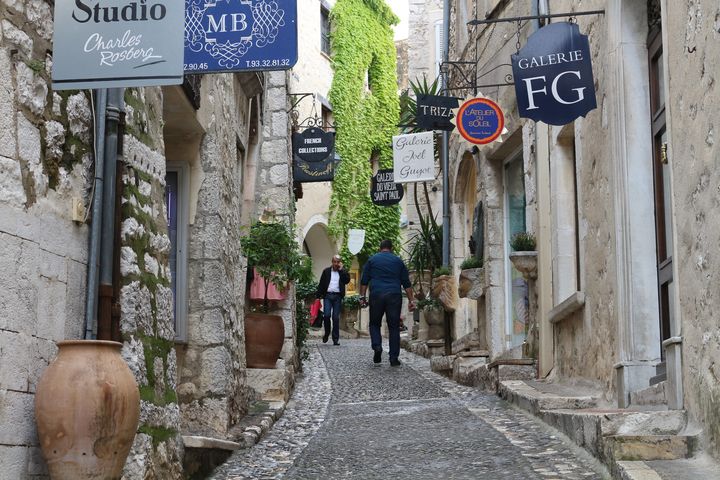 Une rue commerçante de Saint-Paul-de-Vence (Alpes-Maritimes), le 27 avril 2017. (BENOIT ZAGDOUN / FRANCEINFO)