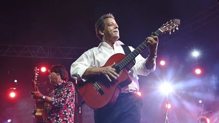 Chico Bouchikhi, de Chico & les Gypsies, lors d'un concert à Carcassonne, en 2022. (BOYER CLAUDE / MAXPPP)