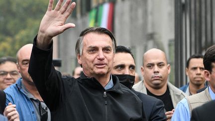 Critiqué pour ses politiques environnementales, le président brésilien Jair Bolsonaro ne participe pas aux négociations sur le climat à Glasgow, mais se rend ici le 1er novembre à Anguillara Veneta, une ville italienne qui lui a accordé la citoyenneté d'honneur. (PIERO CRUCIATTI / AFP)