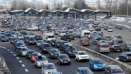 Des embouteillages au p&eacute;age de l'autoroute A43 entre Chamb&eacute;ry et Albertville (Savoie), le&nbsp;16 f&eacute;vrier 2013. (JEAN-PIERRE CLATOT / AFP)