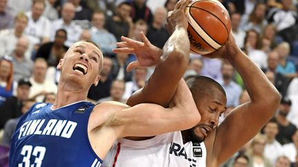 Boris Diaw au combat dans la raquette face au Finlandais Murphy lors de l'entrée en lice des Bleus à l'Euro 2017 (JUSSI NUKARI / LEHTIKUVA)