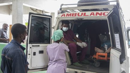 Un patient est transféré dans une ambulance à&nbsp;Martissant (Haïti), le 31 mai 2021. (VALERIE BAERISWYL / AFP)