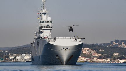 The amphibious helicopter carrier "Diksmuide" leaves the port of Toulon (Var), April 3, 2020. (ANNE-CHRISTINE POUJOULAT / AFP)