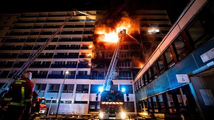 Le feu s'étendu sur dix étages. (SYLVIA BOREL / BSPP)