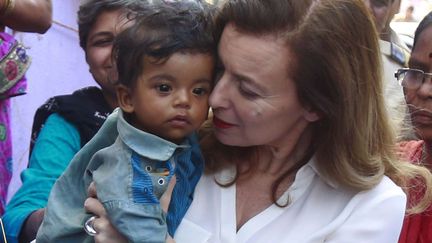 L'ancienne Premi&egrave;re dame Val&eacute;rie Trierweiler c&acirc;line un enfant lors de sa visite d'un bidonville &agrave; Bombay (Inde), le 28 janvier 2014. (RAFIQ MAQBOOL / AP / SIPA)