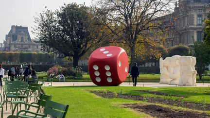 Cette année, plus de 70 œuvres de la Fiac "Hors les murs" sont visibles gratuitement dans plusieurs lieux de la capitale, comme ici&nbsp;l'oeuvre de Gilles Barbier, "The Misthrown Dice",&nbsp;au jardin des Tuileries. (BRUNO LEVESQUE / MAXPPP)