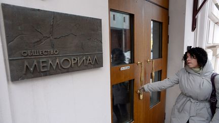 Une femme entre dans les bureaux de l'ONG Memorial à Moscou (Russie), le 21 mars 2013.&nbsp; (KIRILL KUDRYAVTSEV / AFP)