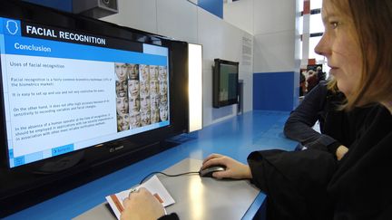 Une jeune fille expérimente la reconnaissance faciale à Paris. (STEPHANE DE SAKUTIN / AFP)