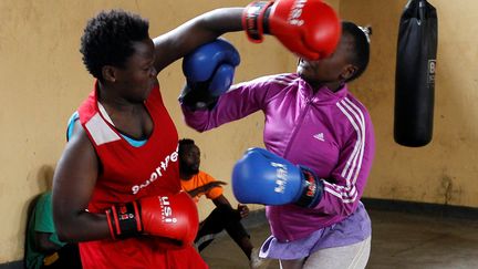 Deux adolescentes, Faith Macharia et Vanessa Wanjera, profitent de l’ouverture du "Mathare North Boxing Club" (MNBC) pour se perfectionner. Vanessa a commencé la boxe à 12 ans, il y a seulement deux ans, mais elle a déjà de grandes ambitions : "Je veux devenir une championne, au lieu de rester dans les bidonvilles", a-t-elle déclaré à Reuters.&nbsp; &nbsp; (REUTERS / NJERI MWANGI)