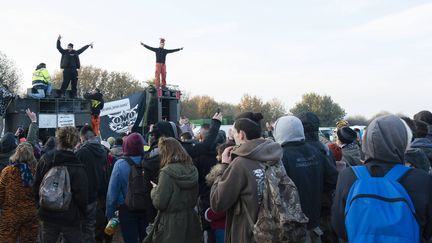 Environ 12000 "tufeurs"'  selon la préfecture des Côtes-d’Armor, participent à une free-party non autorisée sur le site de l’ancien aérodrome de Ploufragan en périphérie de Saint-Brieuc, 4 décembre 2016
