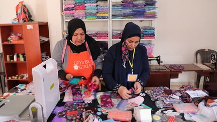 Firial et Latifa fabriquent des serviettes hygiéniques en tissu dans un atelier à Akkar, au Liban, le 1er novembre 2021. (PIERRE-LOUIS CARON / FRANCEINFO)