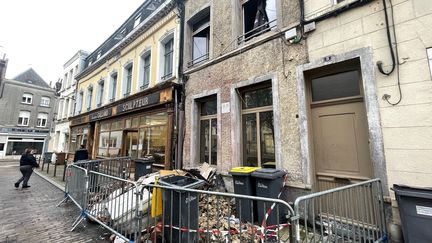 L'immeuble ravagé par un incendie où a été découvert le corps d'un bébé, au Quesnoy (Nord), le 26 décembre 2023. (MORAD BELKADI / LA VOIX DU NORD / MAXPPP)