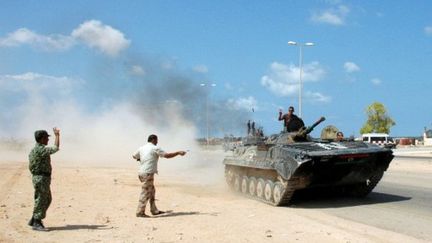 Un tank du CNT se dirige vers la ligne de front dans les faubourgs de Syrte, vendredi 23 septembre 2011. (AFP / RORY MULHOLLAND)