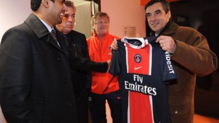 François Fillon avec le maillot du PSG (JEAN-FRANCOIS MONIER / AFP)