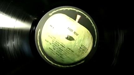 Le vinyle d'"Abbey Road" des Beatles un des trésors mis en vente par Radio France
