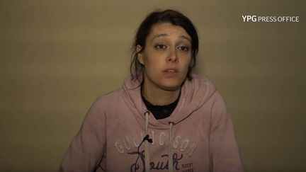 Capture d'écran d'une vidéo diffusée le 8 janvier 2018, montrant la Française Emilie König. (YPG PRESS OFFICE / YOUTUBE)