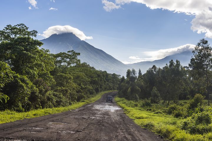 Chaîne de montagnes volcaniques dans le&nbsp;Parc national des Virunga (classé au Patrimoine mondial de l'Unesco) dans l'est de la RDC. Photo prise le 4 novembre 2016. (REUTERS - MICHAEL RUNKEL / ROBERT HARDING PREMIUM)