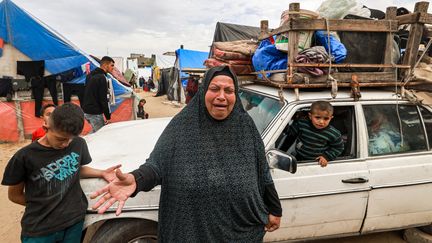 Une femme et des enfants fuient Rafah, le 13 février 2024. (MOHAMMED ABED / AFP)