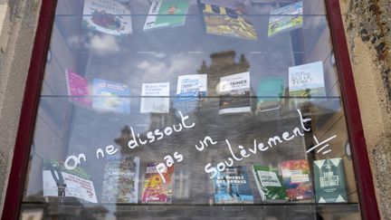 Un message de soutien au collectif des Soulèvements de la Terre, sur une vitrine de Billom (Puy-de-Dôme), le 11 juillet 2023. (ANTOINE BOUREAU / HANS LUCAS / AFP)