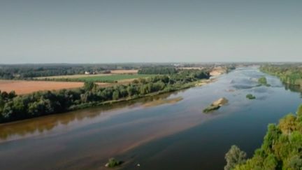 Depuis 20 ans, le Val de Loire est une région inscrite au patrimoine mondial de l'Unesco. Rencontre avec les professionnels de la Loire, le fleuve le plus long de France. (France 3)