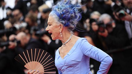 L’actrice britannico-américaine Helen Mirren a assorti sa tenue du soir au film projeté, "Jeanne du Barry", de Maïwenn. Elle arbore son style XVIIIe siècle jusqu’au bout des ongles. (VALERY HACHE / AFP)