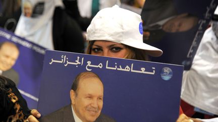 A Alger, lors du dernier meeting pour le candidat Abdelaziz Bouteflika, le 13 avril 2014. (FAROUK BATICHE / AFP)