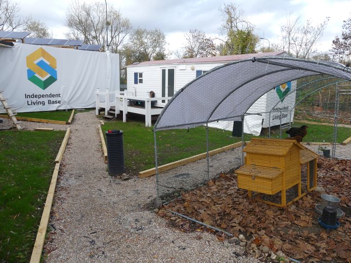 Le prototype à Sartrouville. Un petit poulailler a été installé juste à côté pour traiter les déchets de cuisine du gardien. Et leurs fientes rejoignent le compost.&nbsp; (ISABELLE MORAND / ILB / RADIO FRANCE / FRANCE INFO)