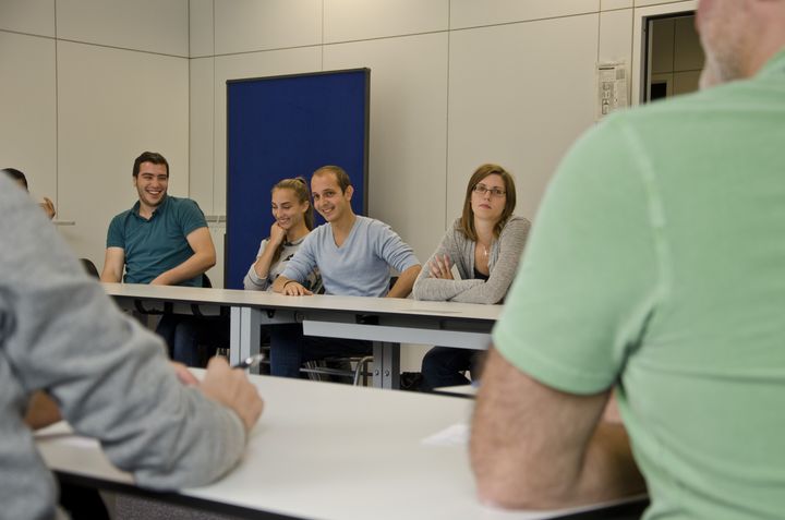 Mslam Ashour, avec des étudiantes allemandes, le 8 octobre 2015 à Karlsruhe (Allemagne). (THOMAS BAIETTO / FRANCETV INFO)