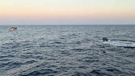Un bateau de la marine libanaise se dirigeant vers une embarcation de migrants en train de couler, en mer Méditerranée, le 31 décembre 2022. (LEBANESE ARMY WEBSITE / AFP)