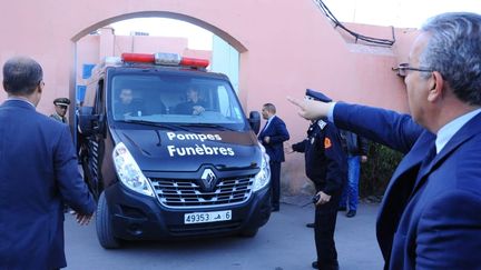 Un corbillard transportant les corps de deux touristes scandinaves assassinées quittent une morgue à Marrakech (Maroc), le 20 décembre 2018. (AFP)