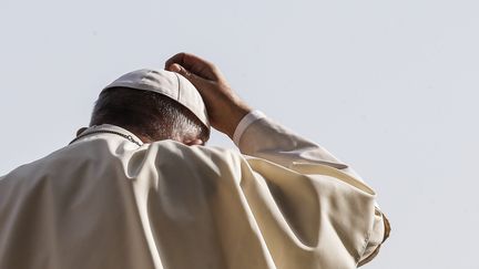 Le pape François au Vatican, de dos, le 30 août 2017. (MAXPPP)