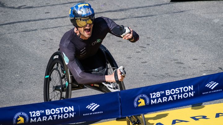 Marcel Hug s'impose sur le marathon de Boston, le 15 avril 2024. (JOSEPH PREZIOSO / AFP)