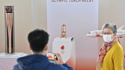 La flamme olympique est exposée dans le parc de Moriguchi, dans la préfecture d'Osaka, le 23 janvier 2021. 
 (MASAHIRO SUGIMOTO / YOMIURI)