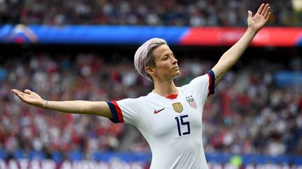 La célébration de Morgan Rapinoe après son premier but en quart de finale de la Coupe du monde, le 28 juin 2019, à Paris. (FRANCK FIFE / AFP)