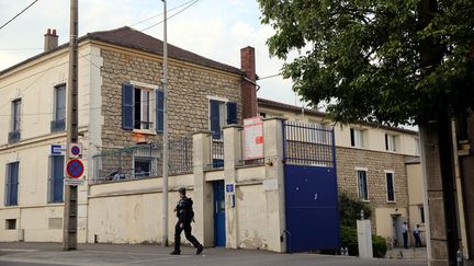 &nbsp; (La gendarmerie de Persan, près de Beaumont-sur-Oise a été sécurisée après les premières échauffourées dans la nuit de mardi à mercredi © MaxPPP)