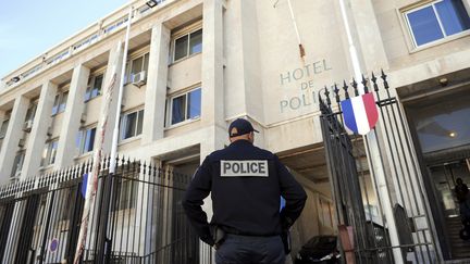 Photo d'illustration d'un policier devant les locaux de l'Hôtel de police de Marseille.&nbsp; (ANNE-CHRISTINE POUJOULAT / AFP)