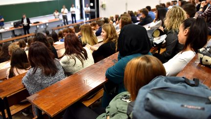 Des étudiants lors de la rentrée&nbsp;universitaire à Bourges (Cher), en septembre 2016.&nbsp; (MAXPPP)